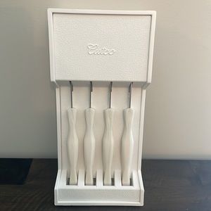 CUTCO set of four White (Pearl) #1759 Table Knives plus tray